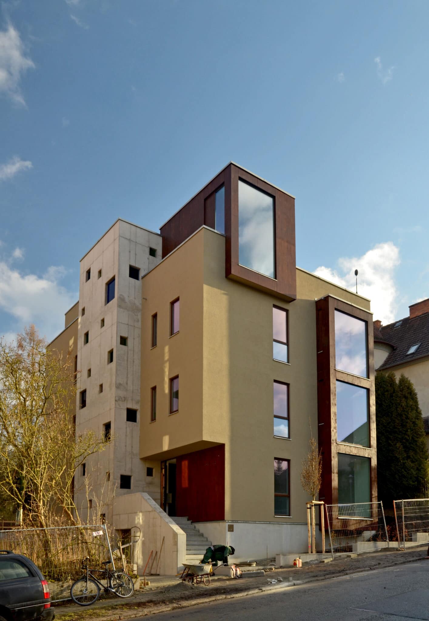 Hochwertiger
Wohnraum,
Nachverdichtung
als
Holzrahmenbau
auf
vier
Ebenen,
durchgängig
in
Holz.
(Bilder:
Jörg
Bleicher)