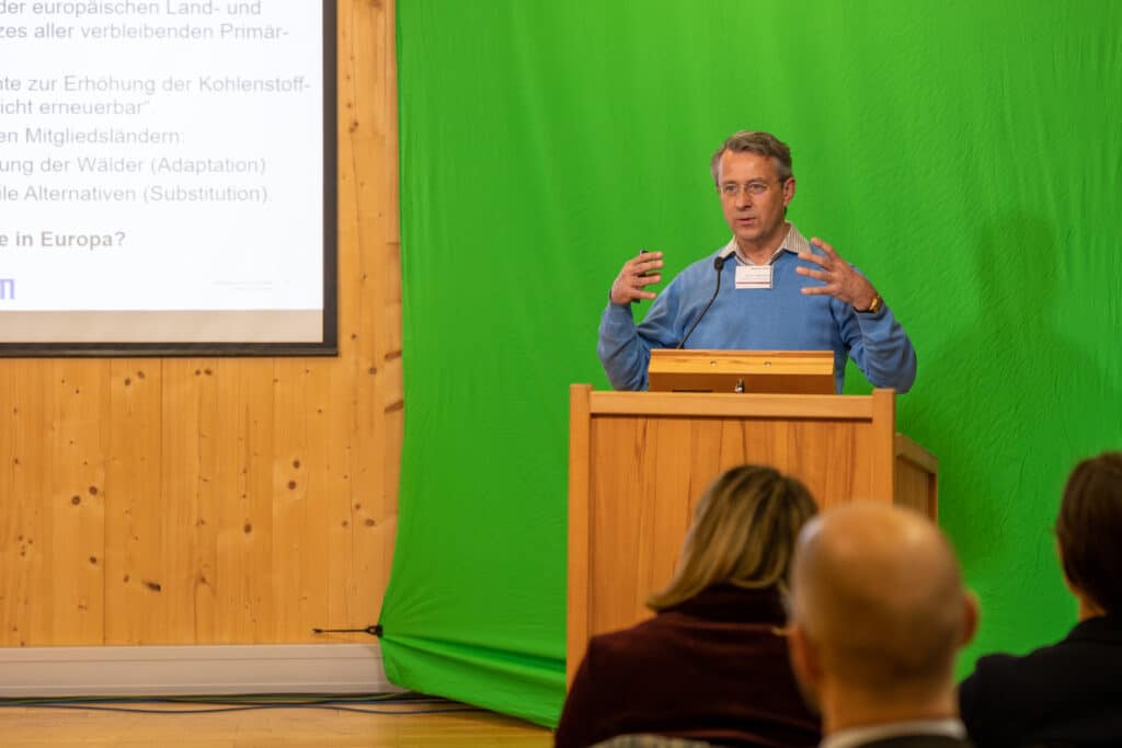 Prof. Dr. Hubert Röder zum Thema „Wie nachhaltig ist die Holzenergie? – Baustein für eine nachhaltige und dezentrale Wärme- und Stromerzeugung“