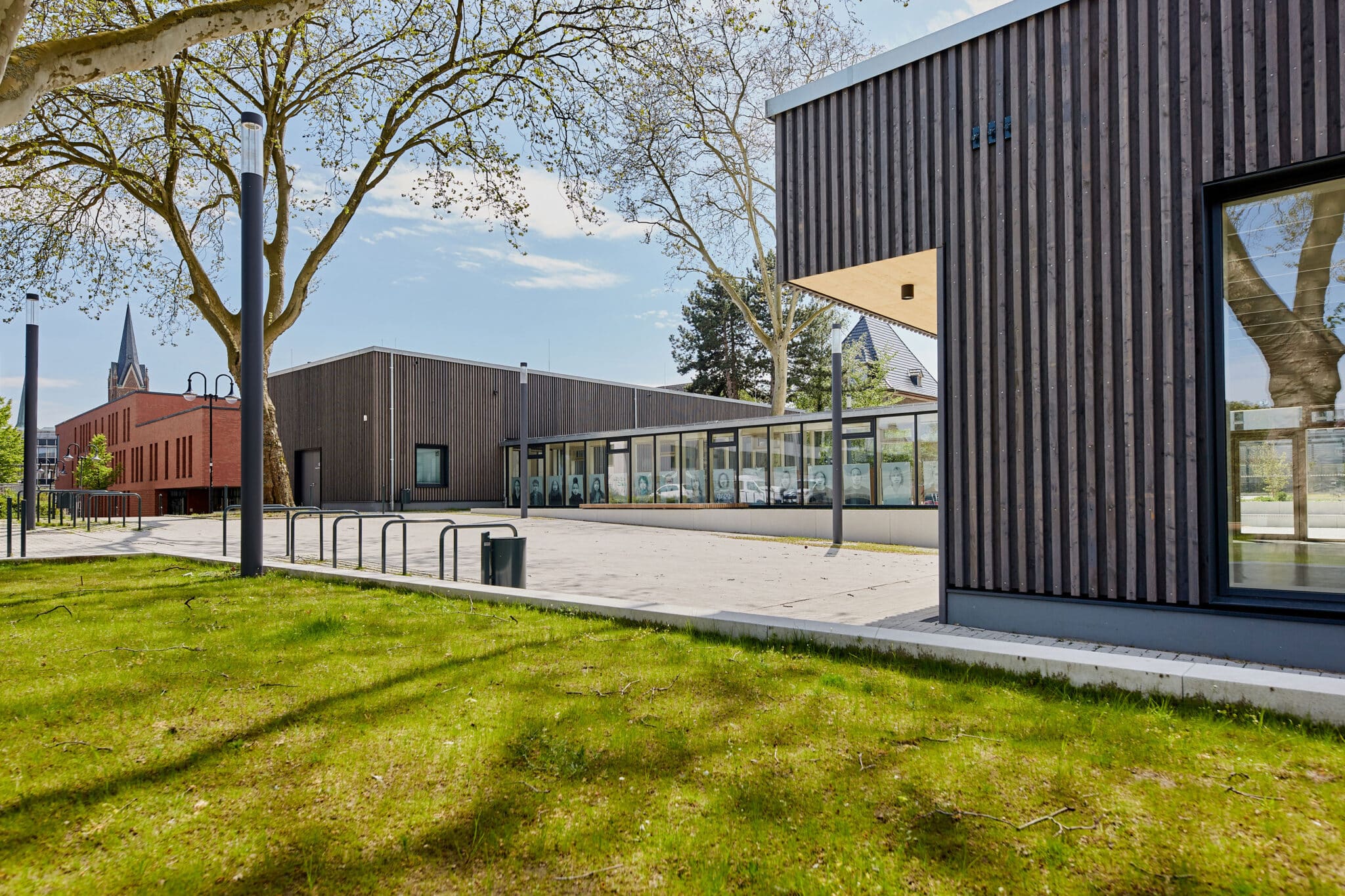 Die beiden in Holzbauweise errichteten neuen Baukörper sind durch einen verglasten Galeriegang miteinander verbunden